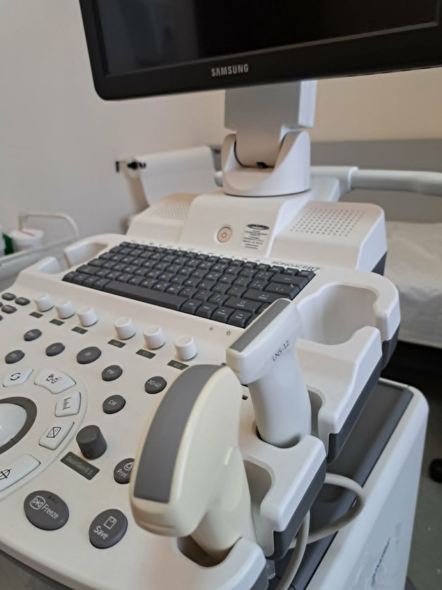 Használt SonoAce R7 típusú radiológiai ultrahang készülék tartozékokkal