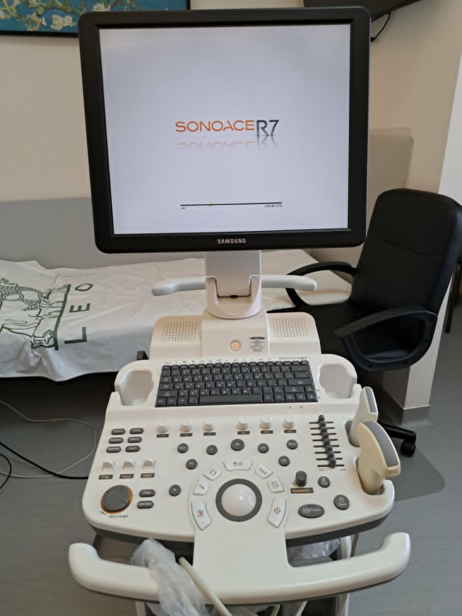 Használt SonoAce R7 típusú radiológiai ultrahang készülék tartozékokkal