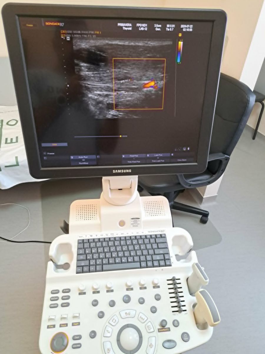 Használt SonoAce R7 típusú radiológiai ultrahang készülék tartozékokkal