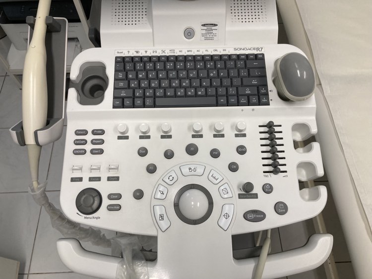 Használt SonoAce R7 szülészeti-nőgyógyászati ultrahang készülék kezelőpultja két  vizsgálófejjel