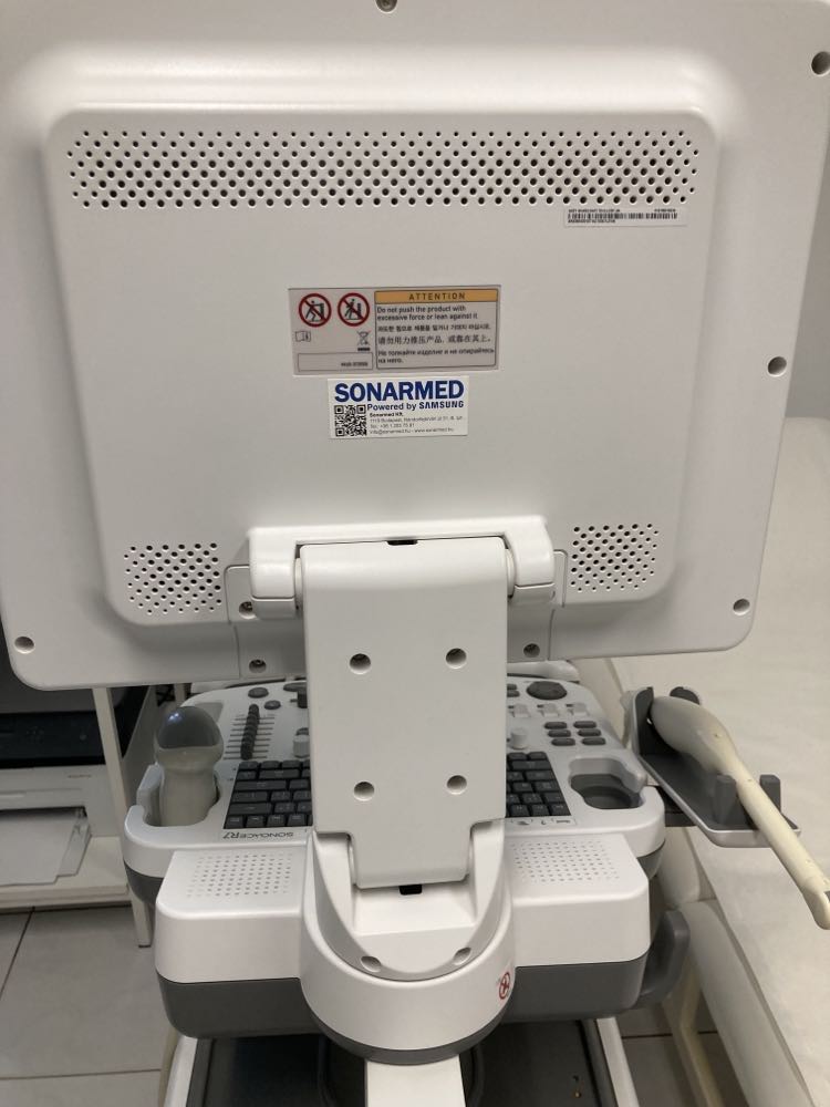 Használt SonoAce R7 szülészeti-nőgyógyászati ultrahang készülék monitora hátulról